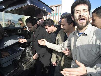 El hermano de Azzouz Hosni, Abdelkader, durante el traslado del cadáver a un velatorio en La Mojonera.