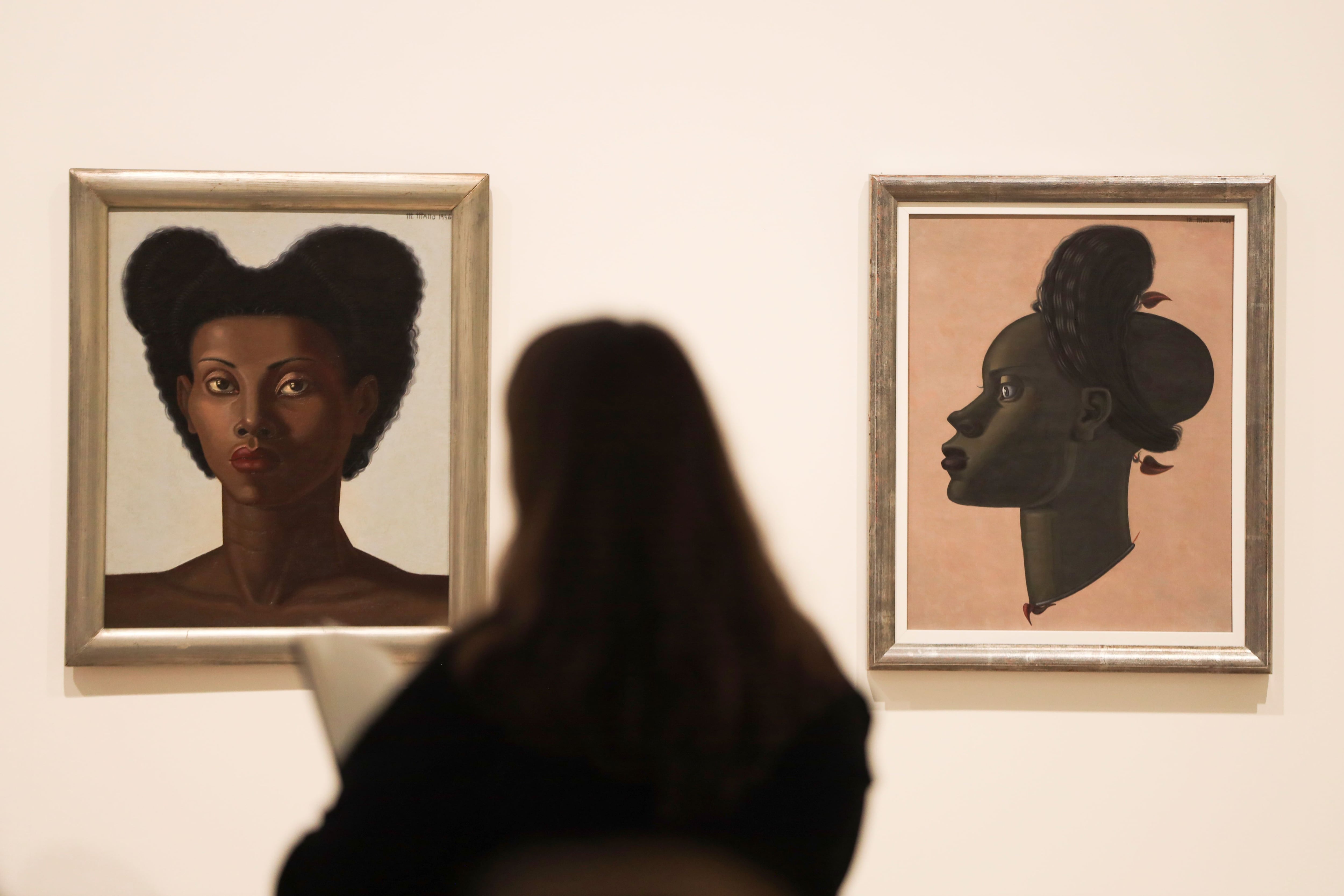 Una visitante contempla obras de Maruja Mallo en la exposición que dedica el Centro Botín de Santander a esta artista, en una imagen de abril.