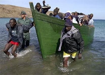 Inmigrantes interceptados por la Guardia Civil desembarcan de una patera en una playa de Fuerteventura en septiembre pasado.