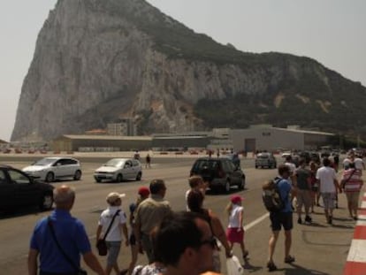 Peatones y coches cruzan ayer hacia el Pe&ntilde;&oacute;n a trav&eacute;s de la pista del aeropuerto.