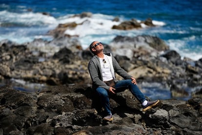 Un hombre mira al cielo durante el eclipse solar anular en la Isla de Pascua, Chile. 