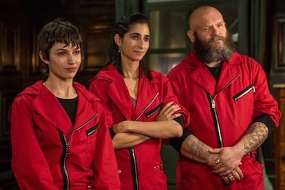 De izquierda a derecha, los personajes de 'La Casa de Papel' Tokio (interpretado por Úrsula Corberó), Nairobi (Alba Flores) y Helsinki (Darko Peric).