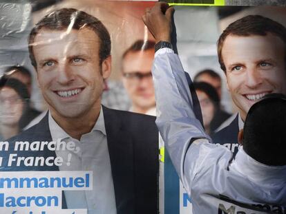 Un partidario de Macron cuelga carteles en Rennes, capital de Bretaña.