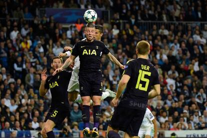 El defensa del Tottenham Toby Alderweireld cabecea el balón.