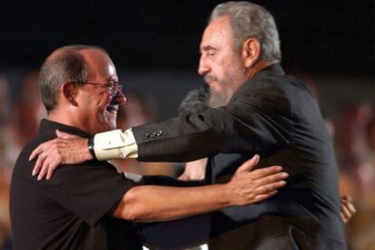 Fidel Castro abraza al cantautor Silvio Rodríguez tras un concierto en La Habana en 2004.