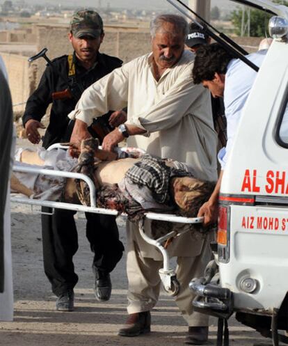 Traslado de un hombre que resultó herido en un tiroteo en Quetta.
