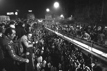 <a href="https://elpais.com/diario/1981/02/28/espana/352162810_850215.html" target="_blank">La manifestación</a> del 27 de febrero de 1981 por las calles de Madrid, en la que participaron un millón y medio de personas, fue la más grande jamás celebrada en la historia de España. Bajo el lema "Por la libertad, la democracia y la Constitución", políticos y ciudadanos, desde presidentes de bancos hasta la Corporación Municipal madrileña (maceros incluidos) participaron en el recorrido desde Embajadores a la plaza de las Cortes (en la imagen, a su paso por el 'scalextric' de Atocha). La organización había pedido que los manifestantes que marcharan en silencio, pero los gritos de “Viva la libertad”, “Viva la democracia” y “Viva el Rey” fueron constantes. Al final del recorrido, la periodista Rosa María Mateo leyó un manifiesto a favor de la democracia consensuado por los líderes políticos.