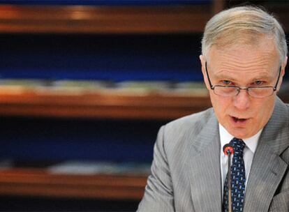 El relator de la ONU Philip Alston, durante su comparecencia a los medios en Bogotá.