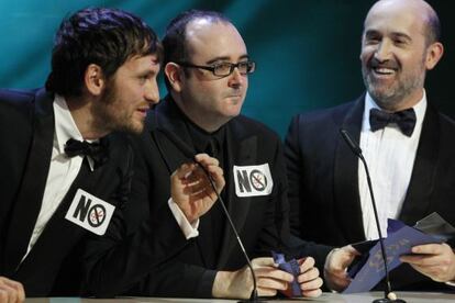 Los actores Raúl Arévalo, Carlos Areces y Javier Cámara, que coinciden en la última película de Almodóvar, en un momento de la gala.
