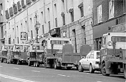 Una fila de grúas en la calle de segovia, en abril de 1998