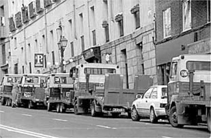 Una fila de grúas en la calle de segovia, en abril de 1998
