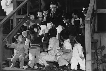 Imagen del fotógrafo estadounidense Ansel Adams (1902 1984) tomada en torno a 1943 en el Manzanar, en el valle de Owens, California, el más famoso de los campos de concentración en los que Estados Unidos confinó a 120.000 ciudadanos de origen japonés entre marzo de 1942 y noviembre de 1945 tras el ataque de Japón Pearl Harbour en diciembre de 1941.