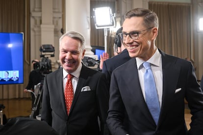 Alexander Stubb (derecha) y Pekka Haavisto, durante el escrutinio, este domingo en Helsinki.