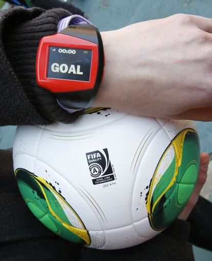 Los árbitros usarán una especie de reloj que les avisará si el balón traspasa la línea.