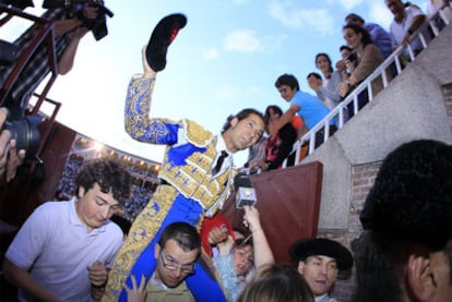 César Jiménez sale a hombros de Las Ventas tras cortar una oreja  a cada uno de sus toros.