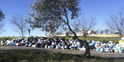 Fotograf&iacute;a cedida por el Ayuntamiento de El Coronil (Sevilla) que muestra la basura acumulada por la huelga. 