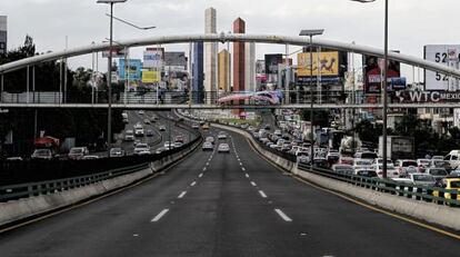 Vista general de un tramo de la estructura del Viaducto Bicentenario en el Estado de México, operado por la empresa OHL.