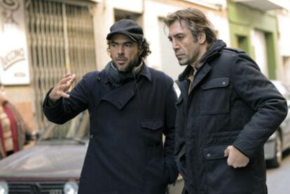 González Iñárritu (izquierda) conversa con Bardem en el rodaje de <i>Biutiful.</i>