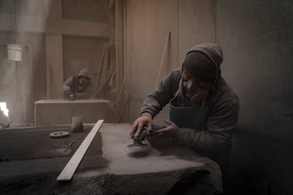 Uno de los artesanos del taller de Pedro Reyes paramentando la piedra que servirá para la escultura 'Tlali'.