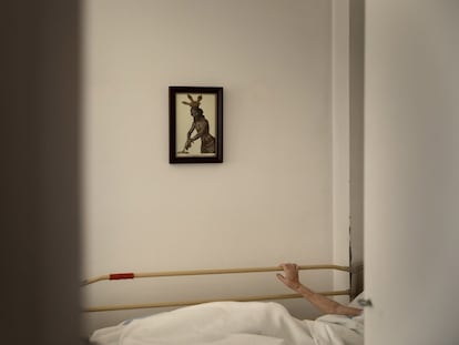 26 de abril de 2020. Una anciana permanece confinada a causa de la pandemia en su habitación de una residencia de Badalona, en Barcelona.