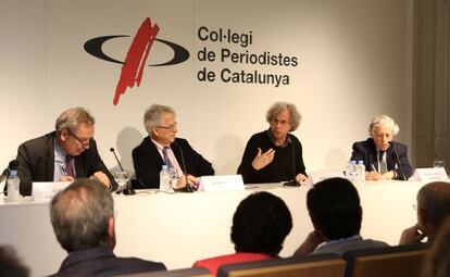 De izquierda a derecha, Xavier Vidal-Folch, Santos Juliá, Josep Maria Fradera, y Miguel Ángel Aguilar.