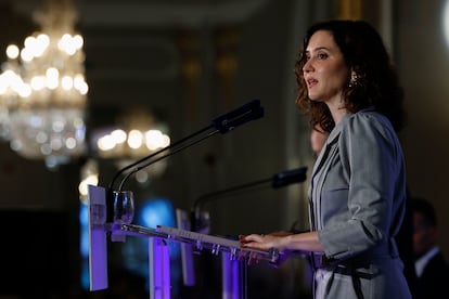 La presidenta de la Comunidad de Madrid, Isabel díaz Ayuso, presenta al presidente de Cepyme, Gerardo Cuerva, como protagonista del desayuno informativo del Nueva Economía Forum, este lunes en Madrid.