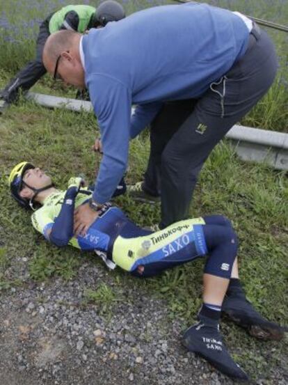 Bjarne Riis, mánager del Tinkoff Saxo, atiernde a Jesús Hernández tras su caída en la sexta etapa del Tour