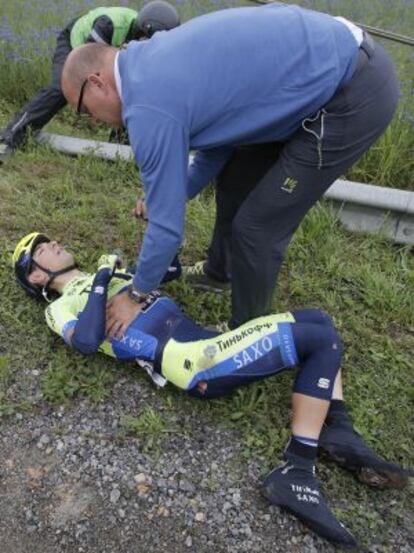 Bjarne Riis, m&aacute;nager del Tinkoff Saxo, atiernde a Jes&uacute;s Hern&aacute;ndez tras su ca&iacute;da en la sexta etapa del Tour