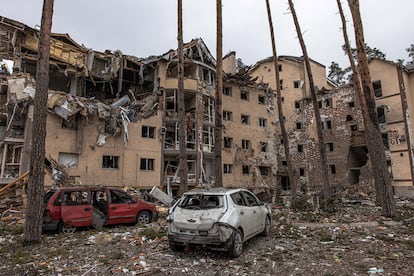 Varios edificios de viviendas dañados por los bombardeos en Irpin, en la provincia de Kiev, el 3 de marzo.