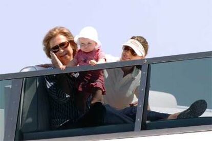 La infanta Leonor sigue desde el yate 'Fortuna' la Copa del Rey de Vela en la que participan su padre y su abuelo.