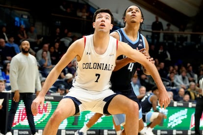 ?lvaro Folgueiras, con los Colonials en la NCAA.