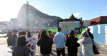 Un grupo de turistas mira un mapa de Gibraltar. este sábado.