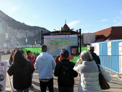 Un grupo de turistas mira un mapa de Gibraltar. este sábado.