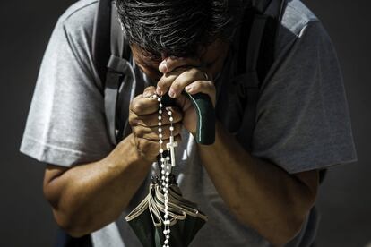 Un peregrino reza en el Santuario de Nuestra Señora de Fátima, en Portugal.