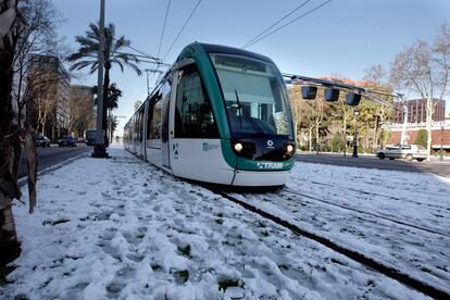 El tranvía, a su paso por el centro comercial l'Illa en la Diagonal barcelonesa, vuelve a circular con normalidad tras la gran nevada de ayer.