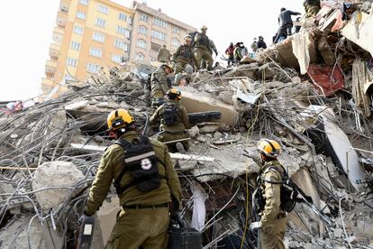 Miembros de las Fuerzas de Defensa de Israel buscan sobrevivientes entre los escombros, el viernes, en Kahramanmaras (Turquía).