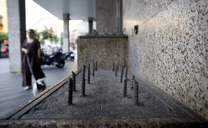 Pinchos y cemento en una jardinera de la plaza de Soledad Torres Acosta de Madrid.