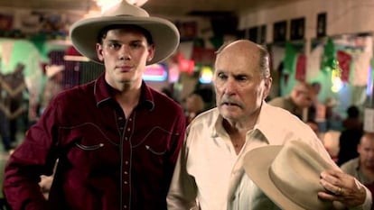 Jeremy Irvine y Robert Duvall, en una imagen de la pel&iacute;cula.