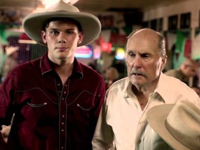 Jeremy Irvine y Robert Duvall, en una imagen de la pel&iacute;cula.