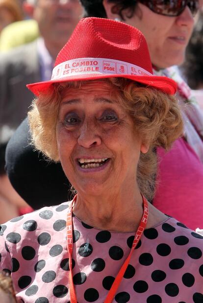 Algunos fieles llegaron preparados para el sol de mayo que pegó en el mitin al aire libre.