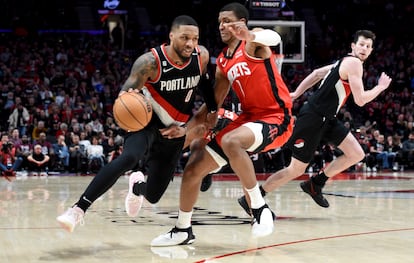 Damian Lillard, con el balón, este domingo en el partido de los Portland Trail Blazers ante los Houston Rockets en Portland.