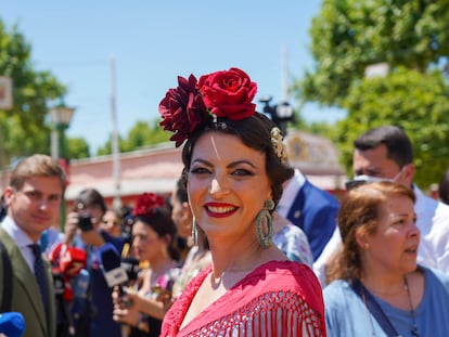 La candidata de Vox a la presidencia de la Junta de Andalucía, Macarena Olona, en la Feria de Sevilla, el pasado jueves.