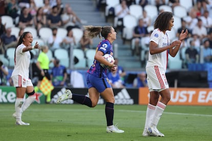 El equipo francés se adelantó en el marcador con un golazo de Henry a los seis minutos de juego. A los veinte minutos Ada Hegerberg marcó el segundo gol conectando un gran cabezazo en el segundo palo. Macario hizo el tercero y Alexia Putellas (en la imagen, tras marcar el gol) anotó el 1-3 para el Barcelona en el minuto 41. 