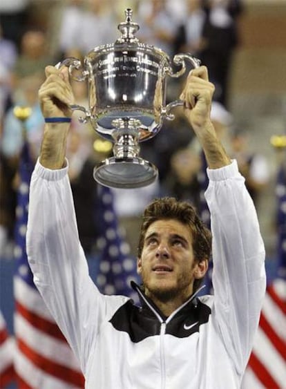 Del Potro levanta el trofeo tras proclamarse ganador del Abierto de Estados Unidos.