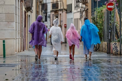 Varias personas caminan bajo la lluvia este miércoles por una calle del centro de Valencia.