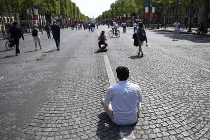 Muchos vecinos de París y numerosos turistas han aprovechado la jornada para hacerse fotos y salir a pasear.