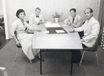 Florence Knoll dirigiendo una de esas reuniones en las que era la única mujer. De izquierda a derecha, el escultor Harry Bertoia, el diseñador gráfico y fotógrafo Herbert Matter y Hans Knoll. |