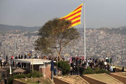 Un momento de la ceremonia tras haberse izado la senyera en Montjuïc.