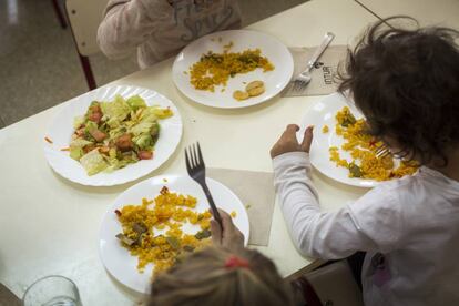 Los ni&ntilde;os comen platos hechos con productos de temporada cultivados por ellos. 