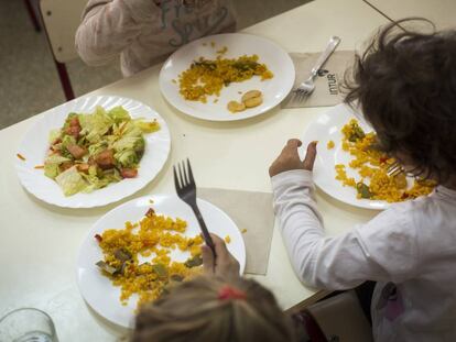 Los ni&ntilde;os comen platos hechos con productos de temporada cultivados por ellos. 